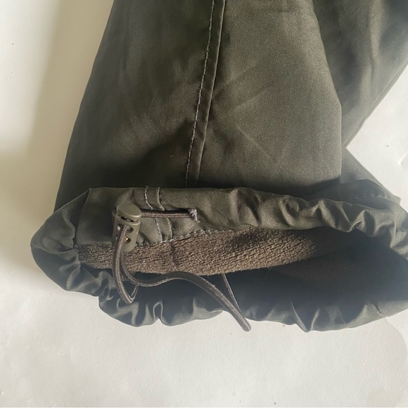 Olive green cargo pants from Uniqlo. Size medium men’s. Lined for the cold. - Picture 3 of 8